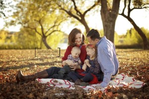 san-angelo-photographers-kensie-lee-photography-family-photos-family-posing-fall-leaves-(pp_w727_h484)