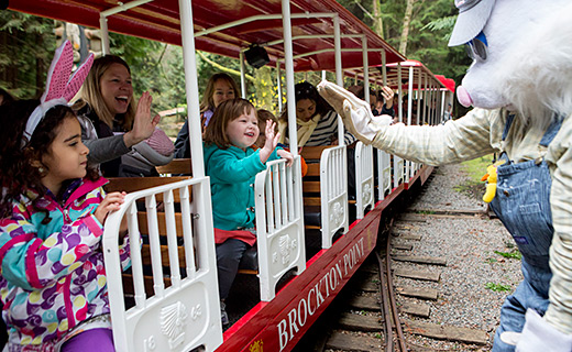 stanley-park-easter-train-children-bunny-landing-520-320