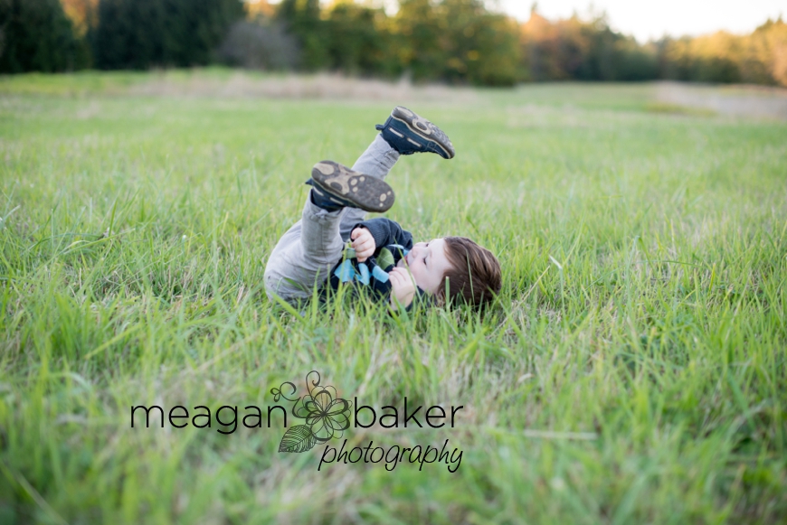 vancouver photographer, little boy, toddler photos, grassy field, langley, campbell valley park_0006